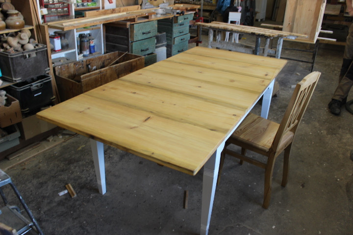 Anfertigung eines Ausziehtisches, Kiefergeölt und Gestell weiß (Art.-Nr. 05184)