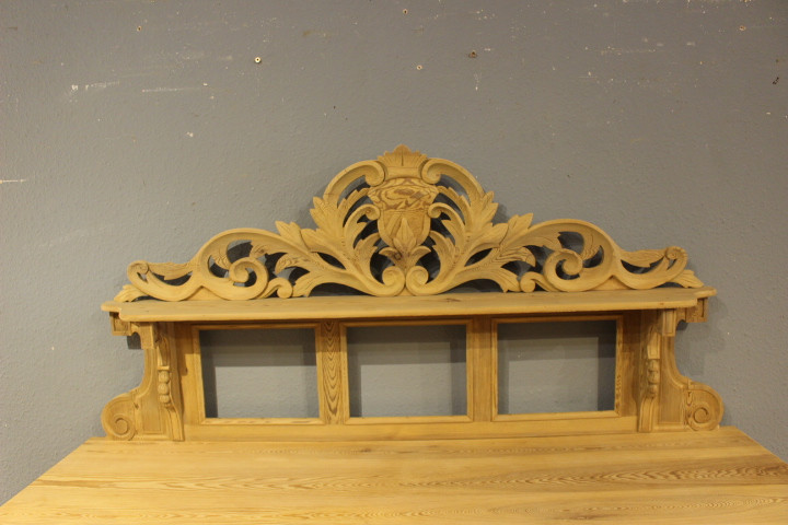 Anrichte mit opulentem Aufsatz, Kiefer (Art.-Nr. 05079)
