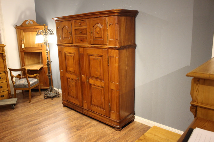 antiker bäuerlicher Schrank aus Kirsche mit Intarsien (Art.-Nr. 05114)