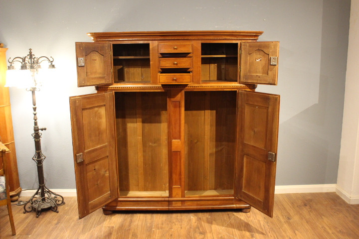 antiker bäuerlicher Schrank aus Kirsche mit Intarsien (Art.-Nr. 05114)