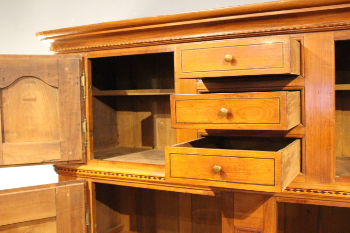 antiker bäuerlicher Schrank aus Kirsche mit Intarsien (Art.-Nr. 05114)