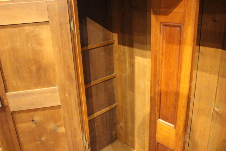 antiker bäuerlicher Schrank aus Kirsche mit Intarsien (Art.-Nr. 05114)