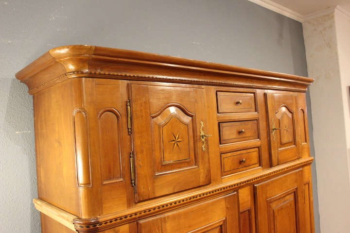 antiker bäuerlicher Schrank aus Kirsche mit Intarsien (Art.-Nr. 05114)