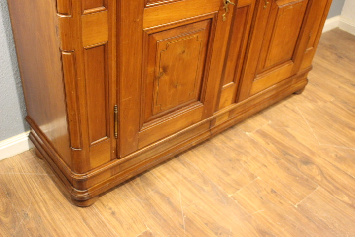 antiker bäuerlicher Schrank aus Kirsche mit Intarsien (Art.-Nr. 05114)