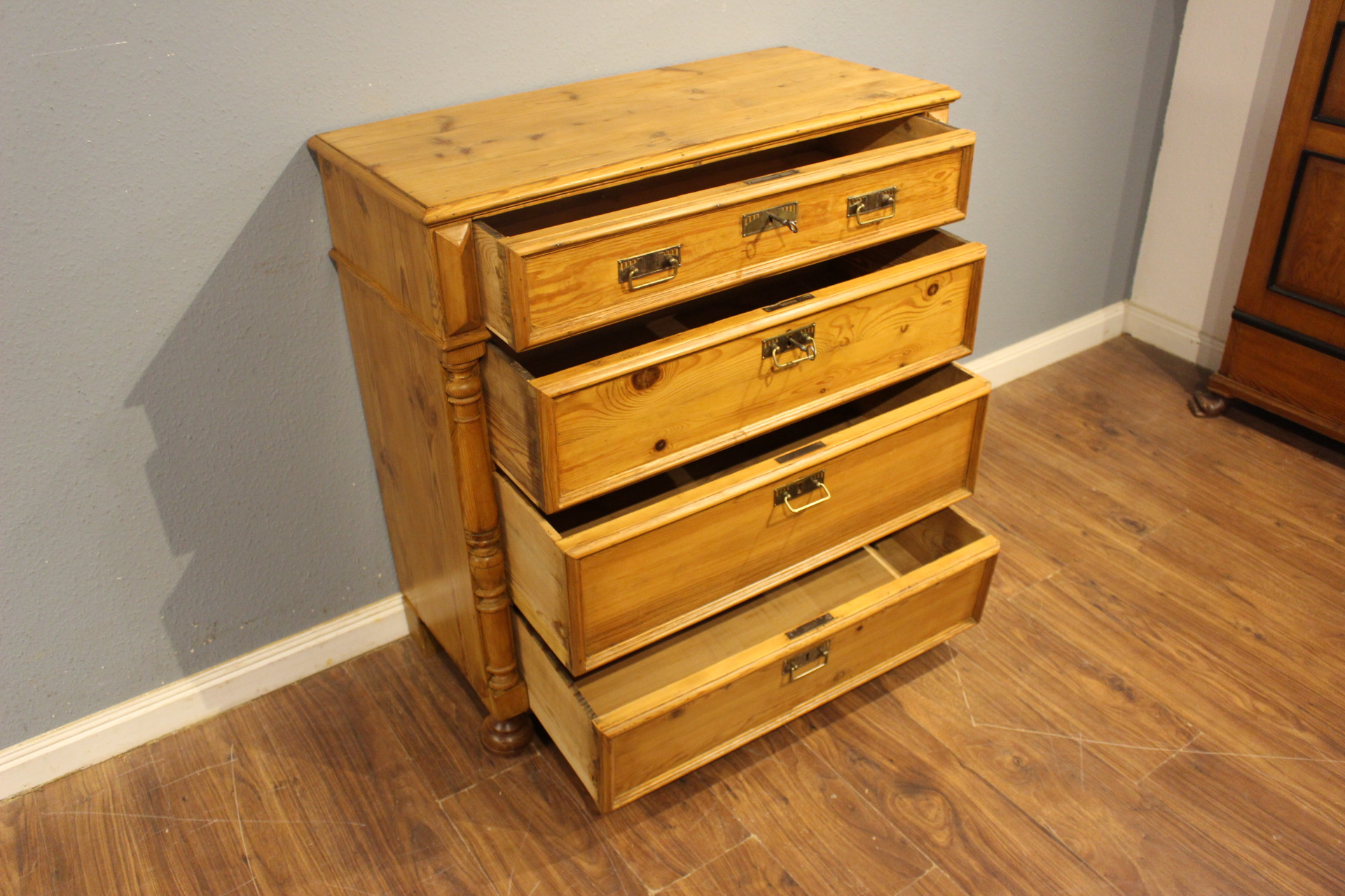 Antike Kommode, vier Schubladen, Gründerzeit (Art.-Nr. 05143)