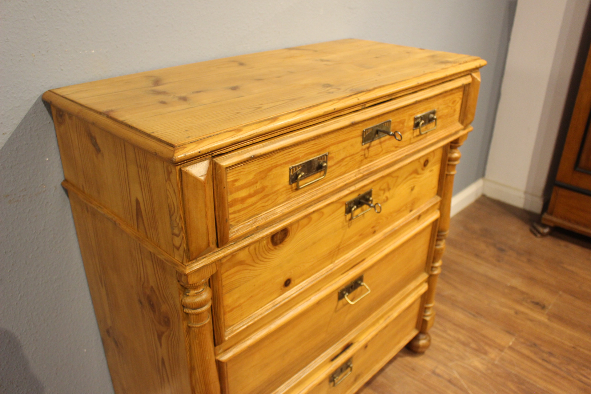 Antike Kommode, vier Schubladen, Gründerzeit (Art.-Nr. 05143)
