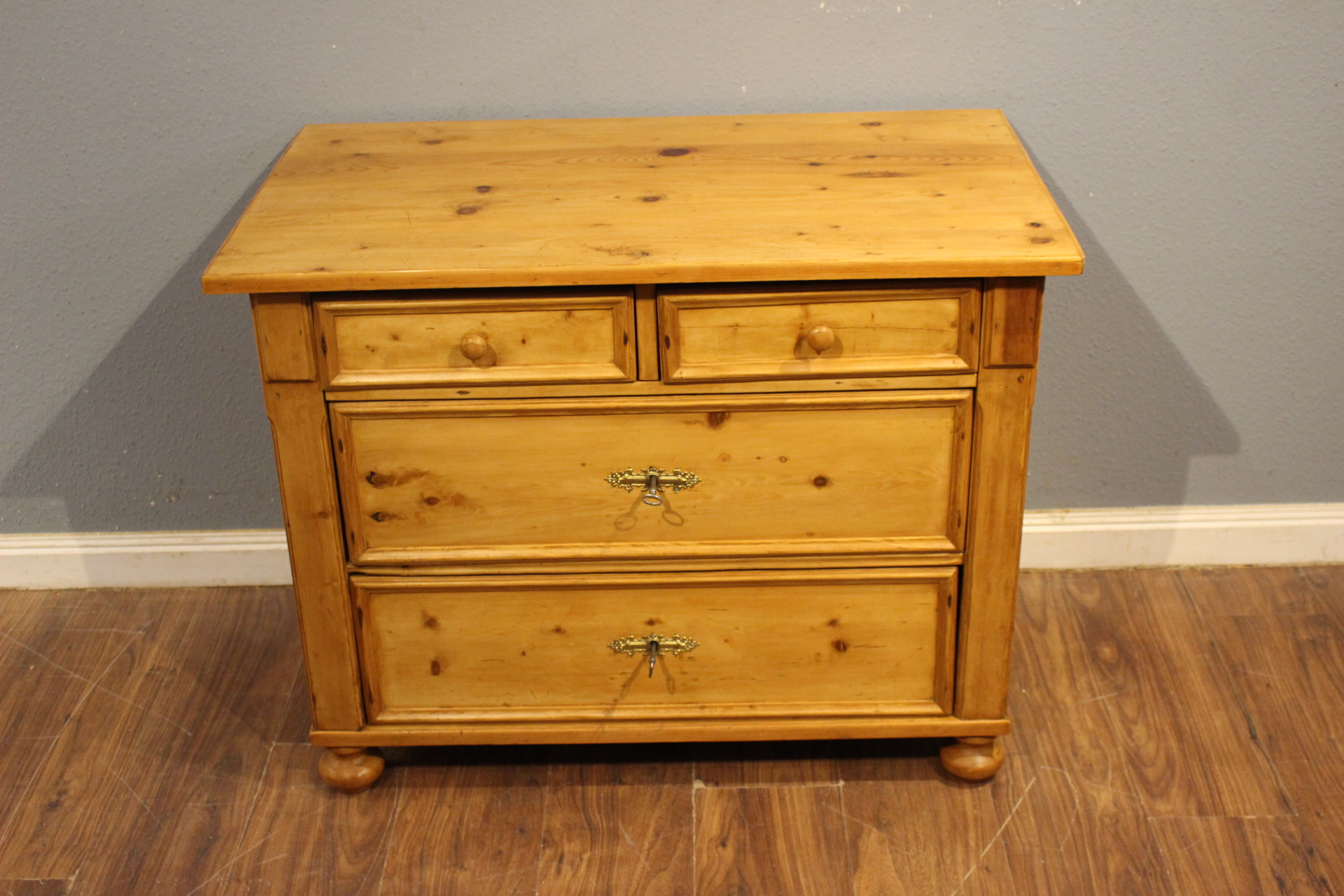  antike Kommoden Vertikos Waschkommoden Nachtschränke 