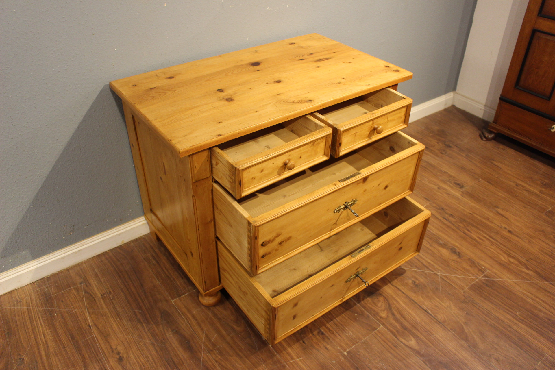 Antike Kommode, Waschkommode, Jugendstil, vier Schubladen (Art.-Nr. 05144)