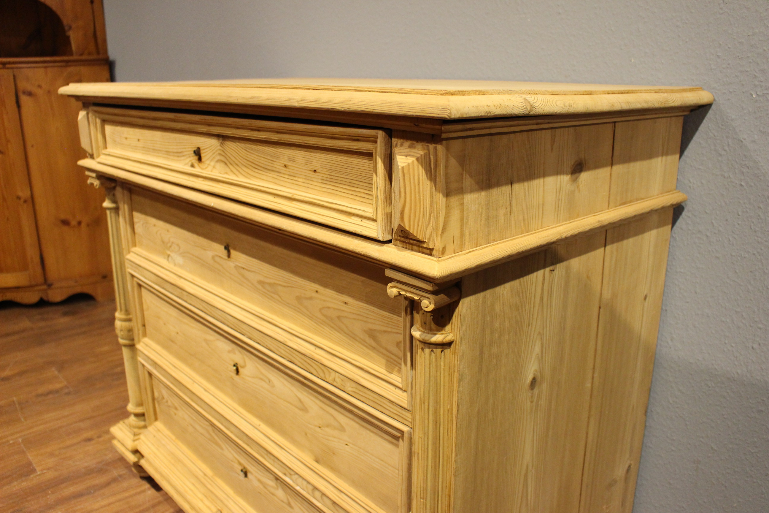 antike Kommode Gründerzeit, Kiefer, vier Schubladen (Art.-Nr. 03913)