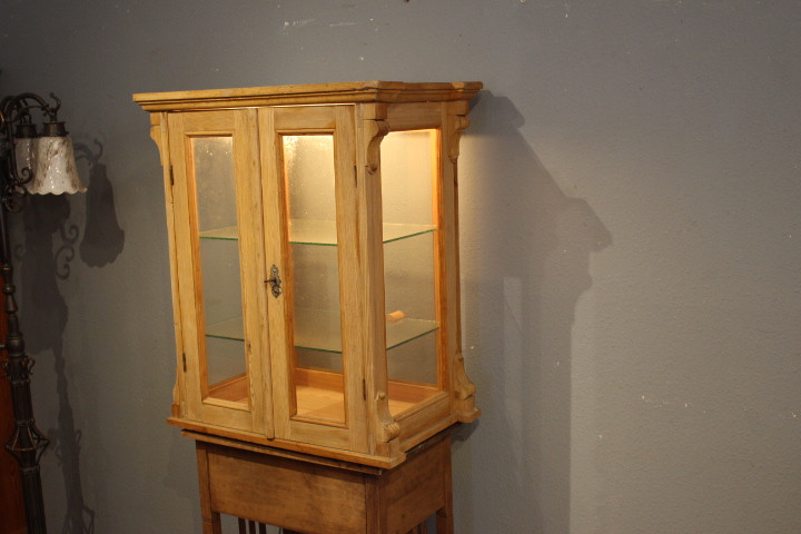 Antike Schauvitrine mit Beleuchtung (Art.-Nr.: 04970)