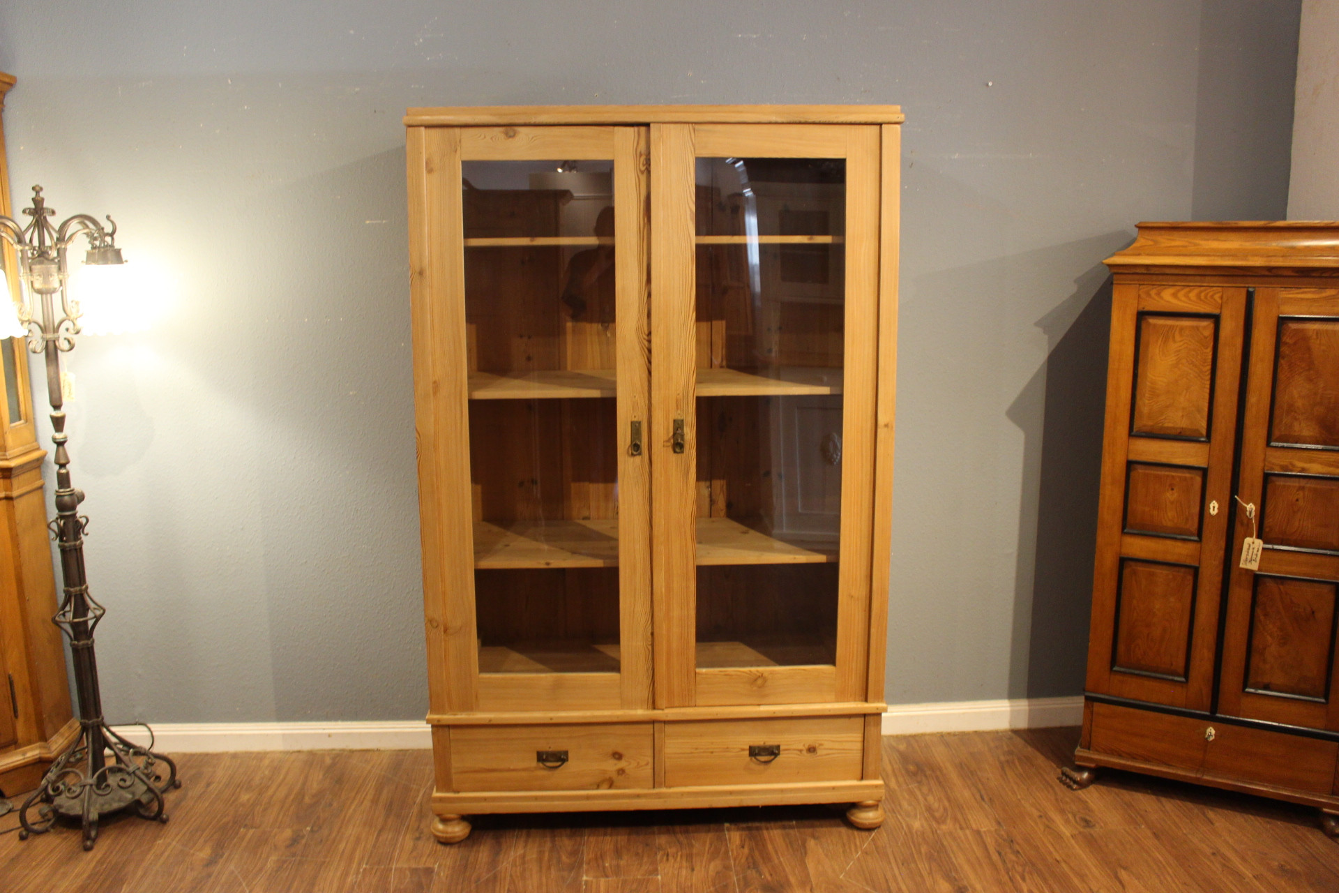 Antike Vitrine, Bücherschrank, Bauhaus (Art.-Nr. 05154)