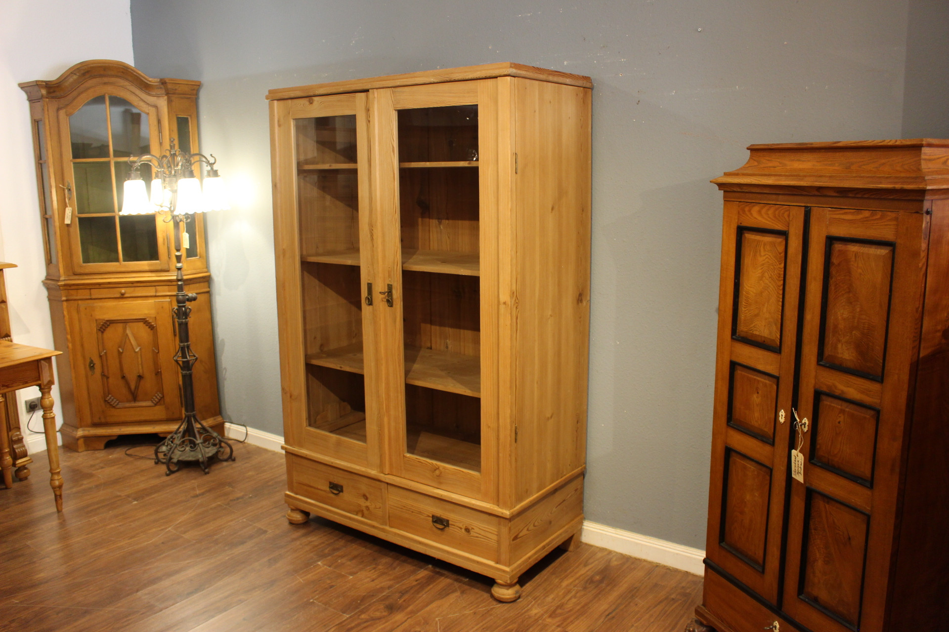 Vitrinen Regale und Bücherschränke