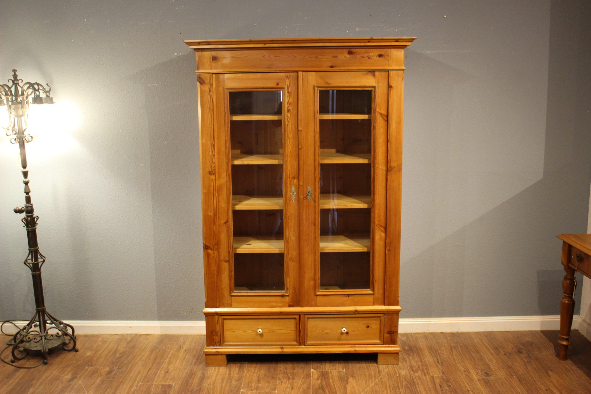 Vitrinen Regale und Bücherschränke