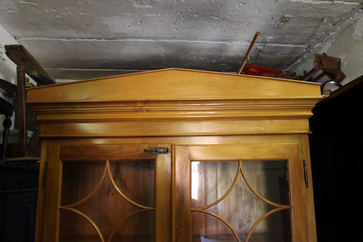 Antike Vitrine, Geschirrschrank in Kirschholzoptik (Art.-Nr. 05018)