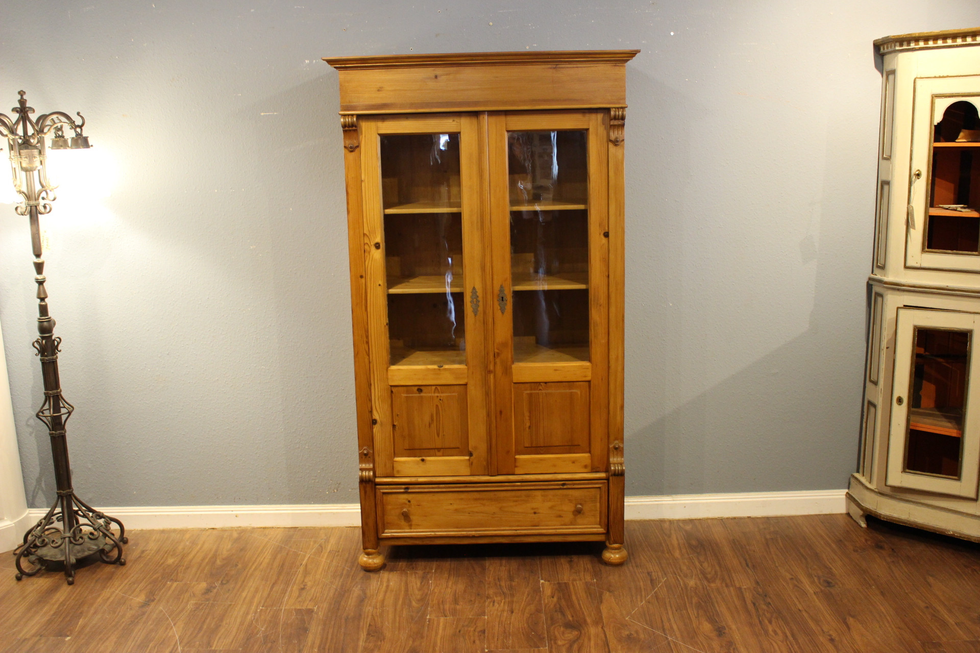 Antike Vitrine, Bücherschrank, Kiefer, Gründerzeit (Art.-Nr. 04570)