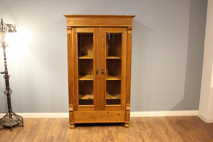 Antike Vitrine, schlichte Elegance im Gründerzeitstil (Art.-Nr.: 05075)
