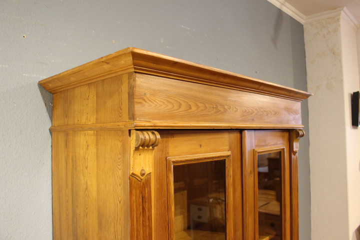 Antike Vitrine, schlichte Elegance im Gründerzeitstil (Art.-Nr. 05075)