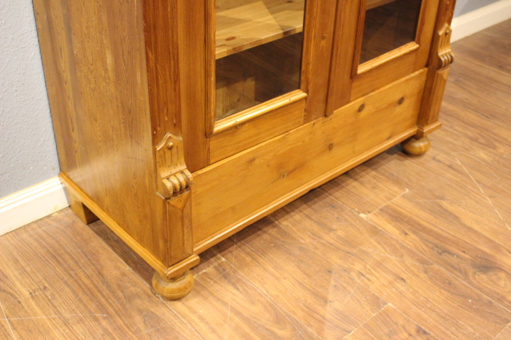 Antike Vitrine, schlichte Elegance im Gründerzeitstil (Art.-Nr. 05075)
