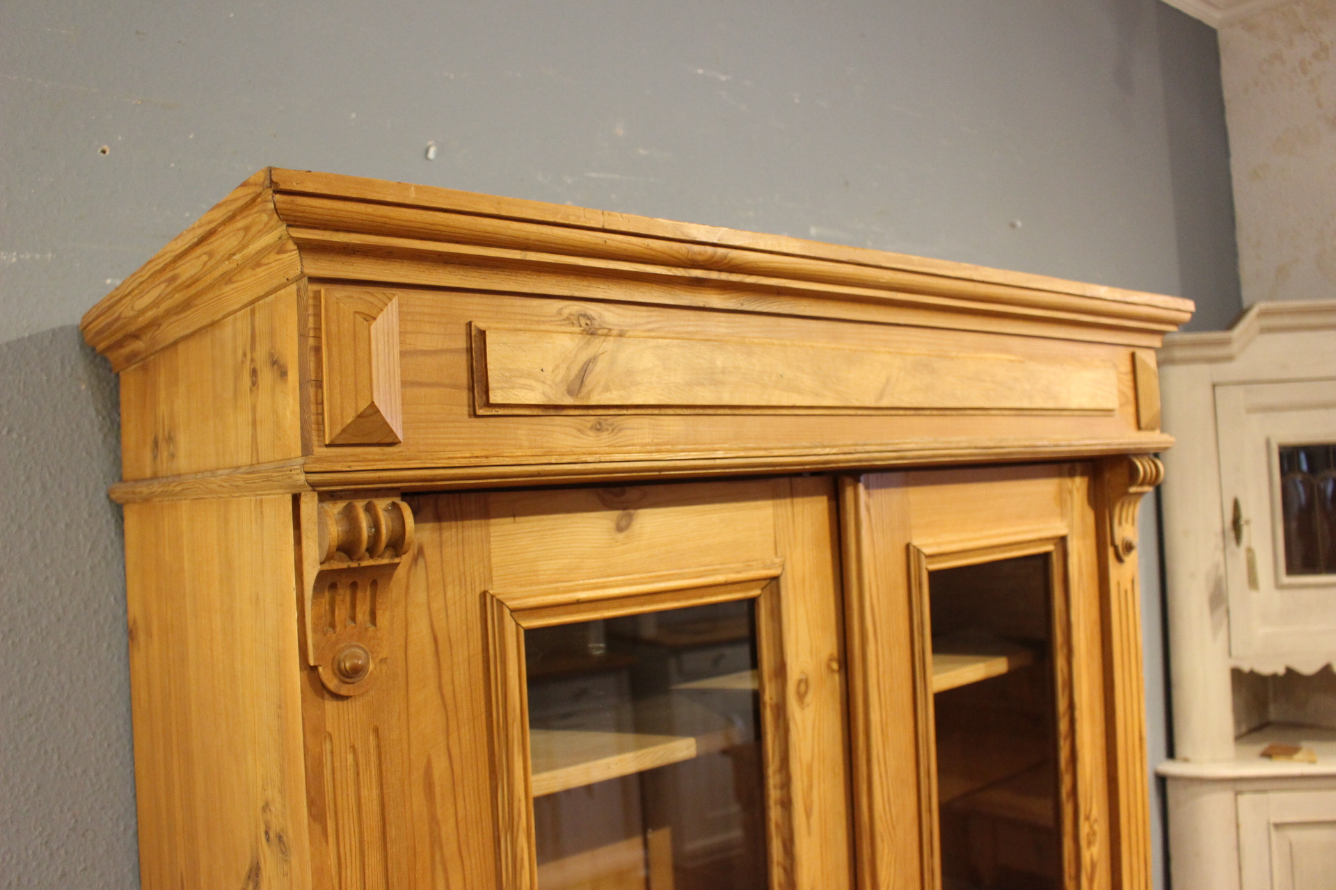 Antike Vitrine, schlichte Elegance im Gründerzeitstil (Art.-Nr. 05273)