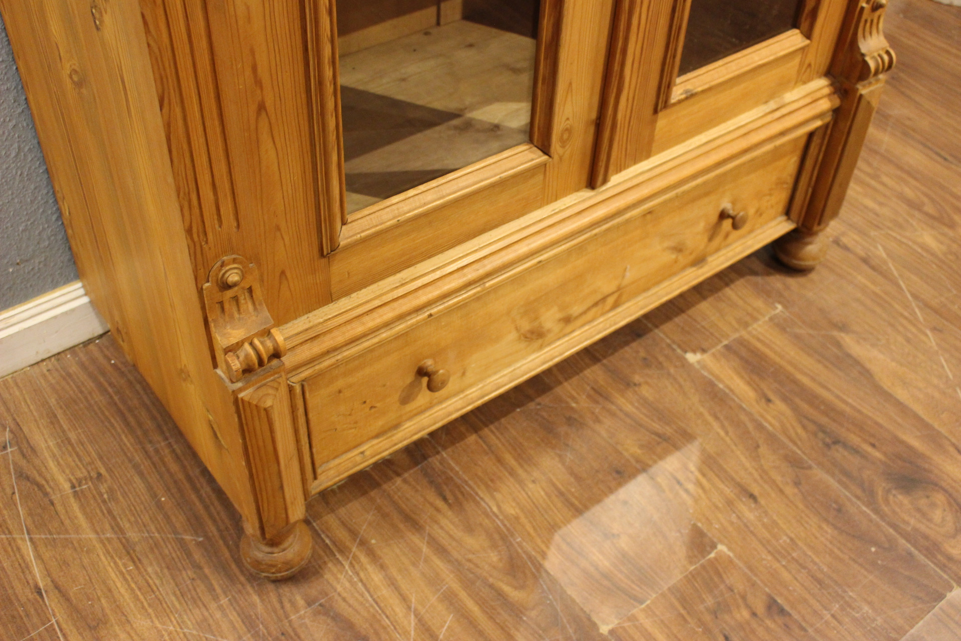 Antike Vitrine, schlichte Elegance im Gründerzeitstil (Art.-Nr. 05273)