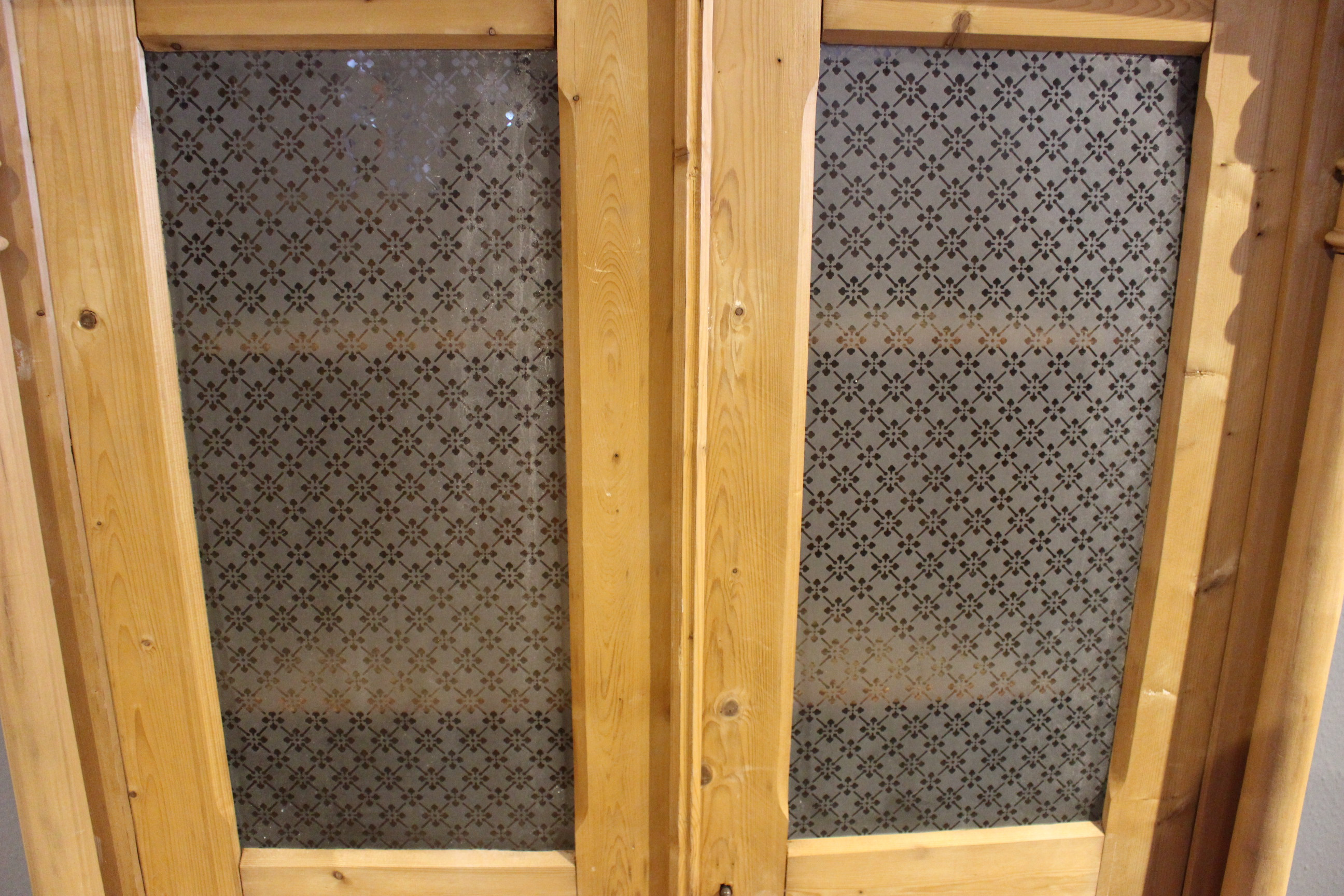Antike Vitrine,mit Musselinglas, Geschirrschrank Gründerzeit (Art.-Nr. 03688)