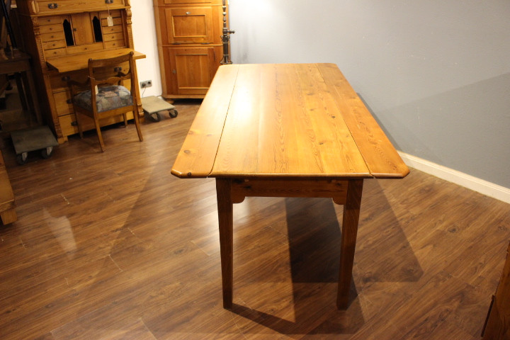 Antiker Esstisch, Gesindetisch Kiefer Biedermeier (Art.-Nr.: 05100)