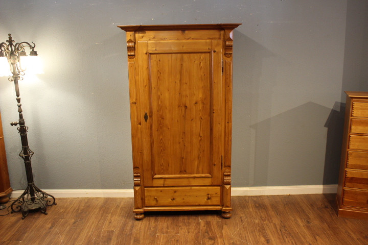 antiker Kiefernholzschrank Gründerzeit mit Schublade (Art.-Nr.: 04994)