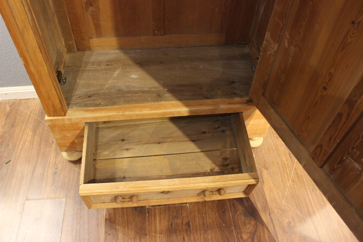 antiker Kiefernholzschrank mit Schublade, Gründerzeit (Art.-Nr. 05163)