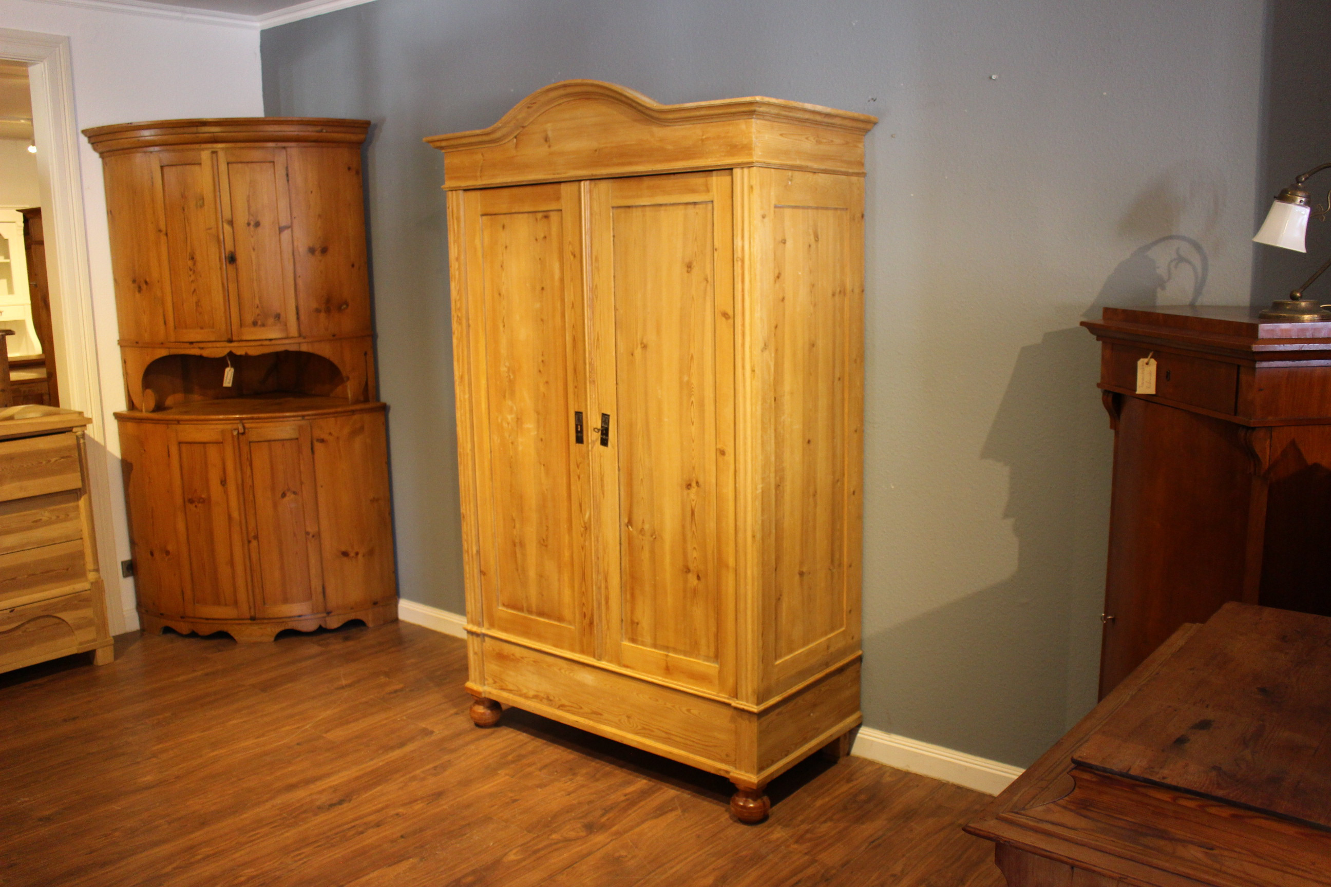 Antiker Kleiderschrank, Jugendstil, zweitürig mit Rundbogen (Art.-Nr. 03859)