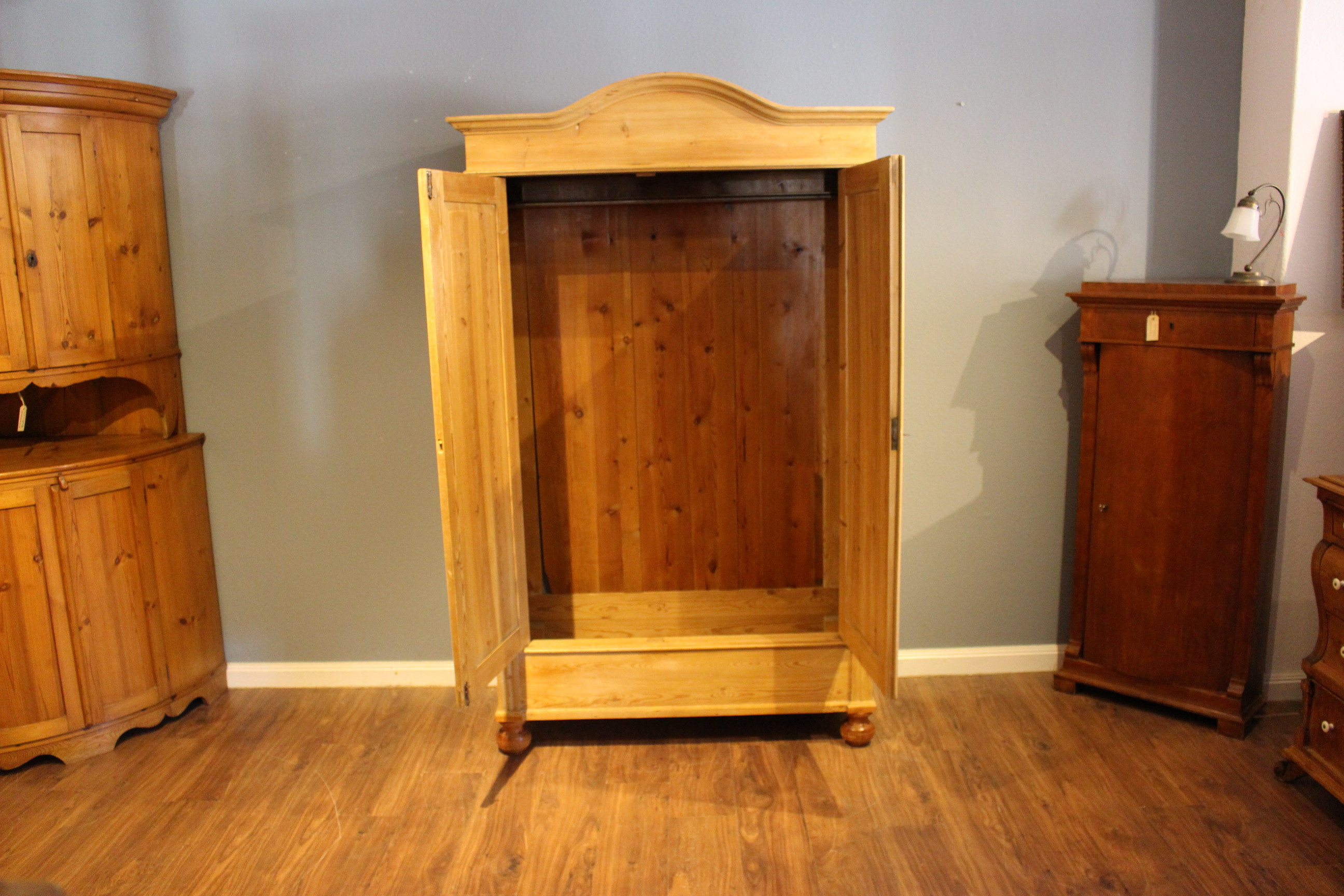 Antiker Kleiderschrank, Jugendstil, zweitürig mit Rundbogen (Art.-Nr. 03859)