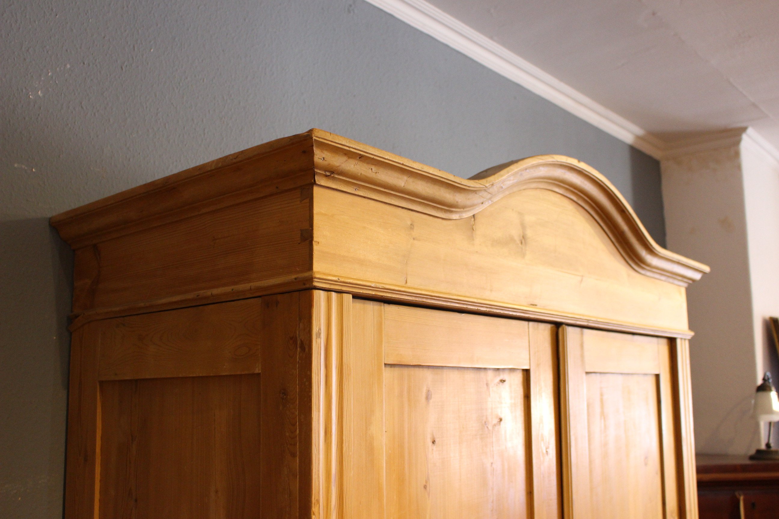 Antiker Kleiderschrank, Jugendstil, zweitürig mit Rundbogen (Art.-Nr. 03859)
