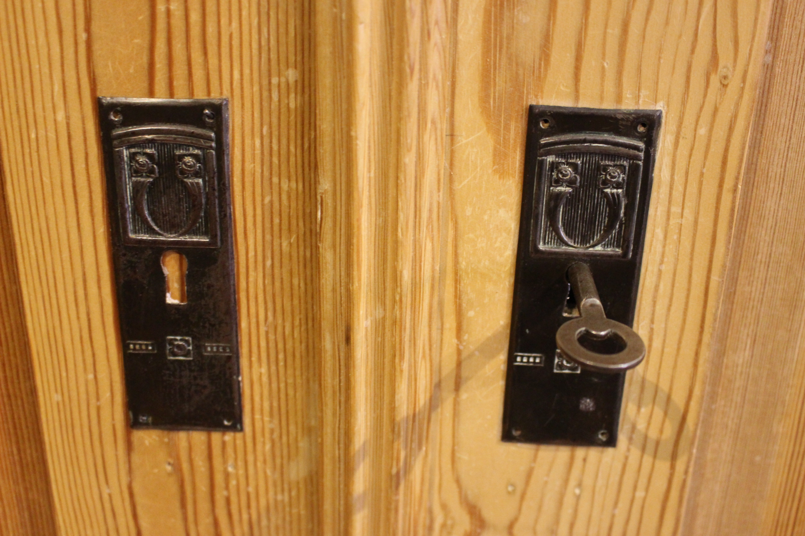 Antiker Kleiderschrank, Jugendstil, zweitürig mit Rundbogen (Art.-Nr. 03859)