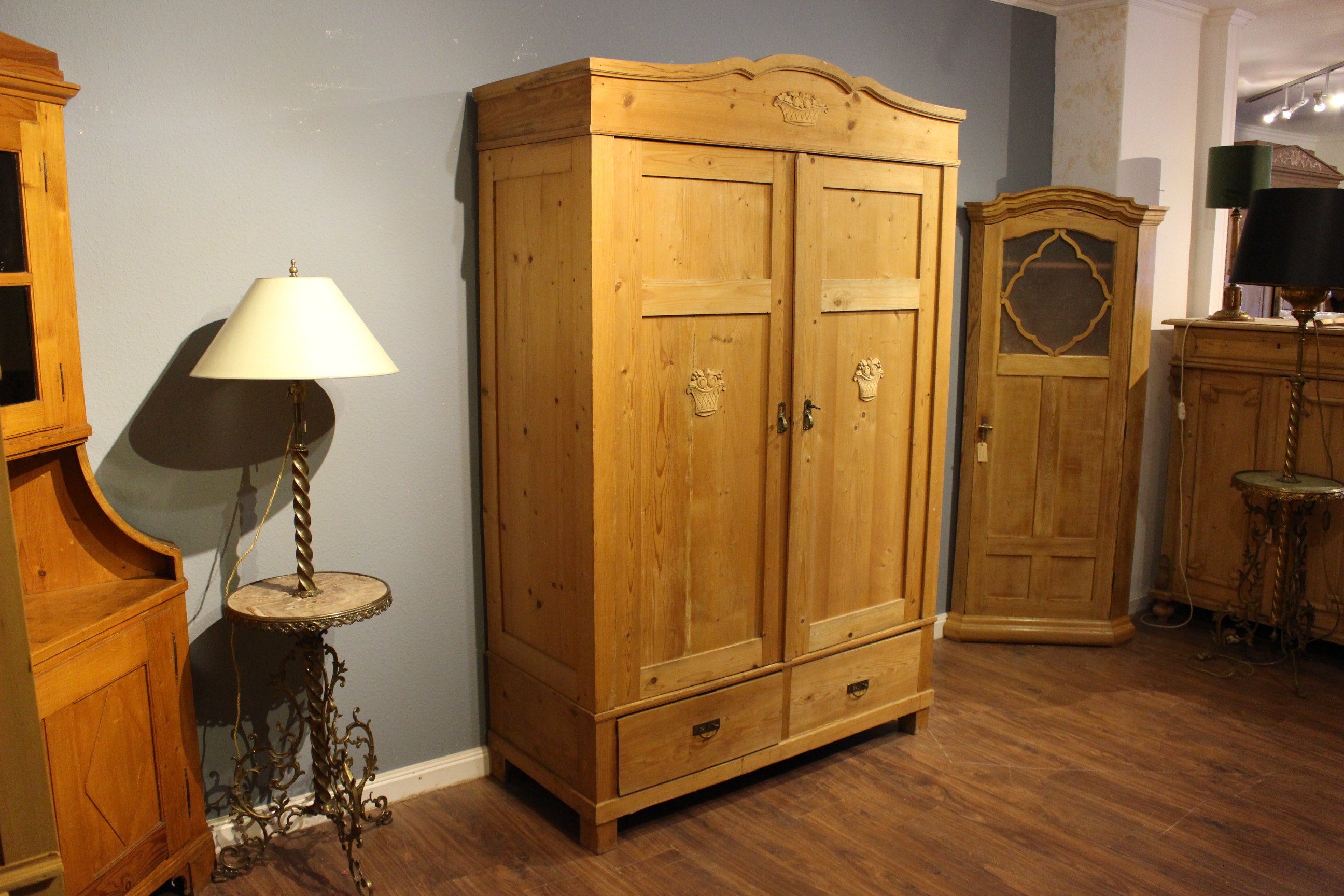 Antiker Kleiderschrank, Jugendstil, zweitürig mit Rundbogen (Art.-Nr. 04032)