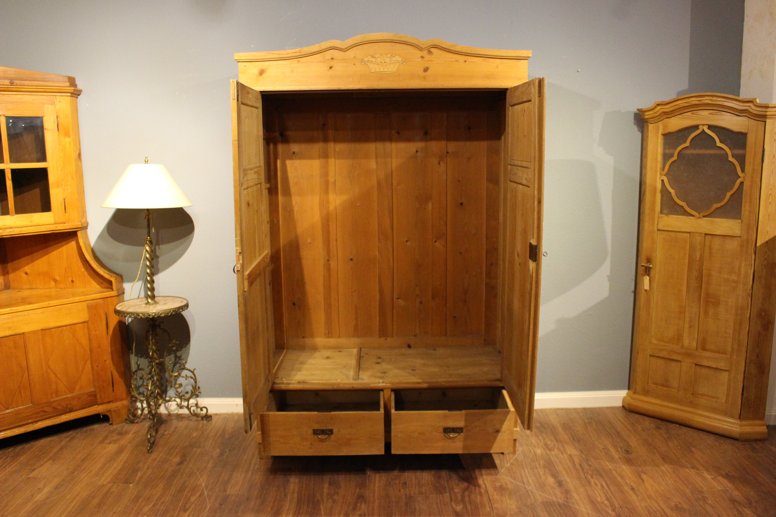 Antiker Kleiderschrank, Jugendstil, zweitürig mit Rundbogen (Art.-Nr. 04032)