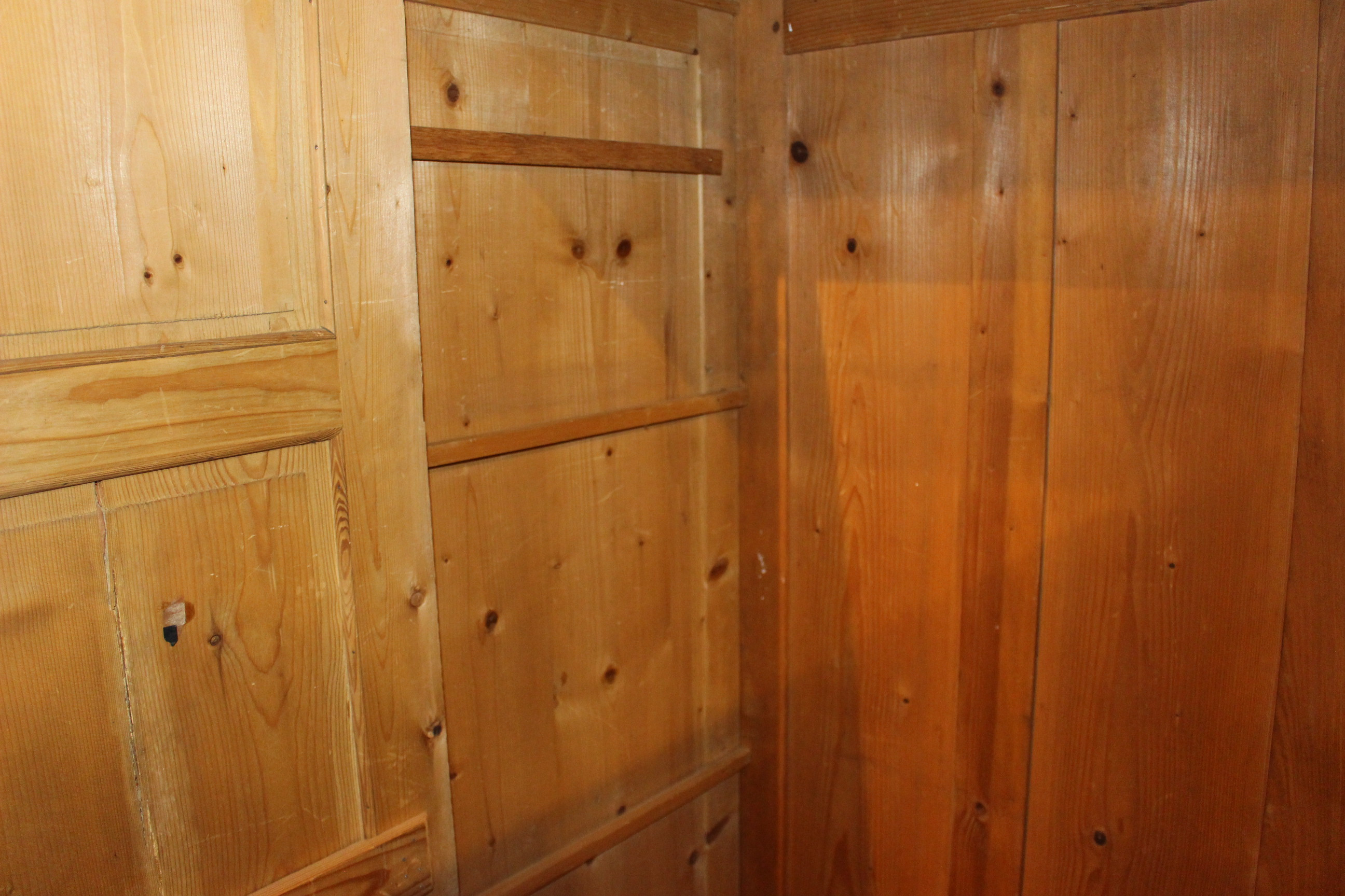 Antiker Kleiderschrank, Jugendstil, zweitürig mit Rundbogen (Art.-Nr. 04032)