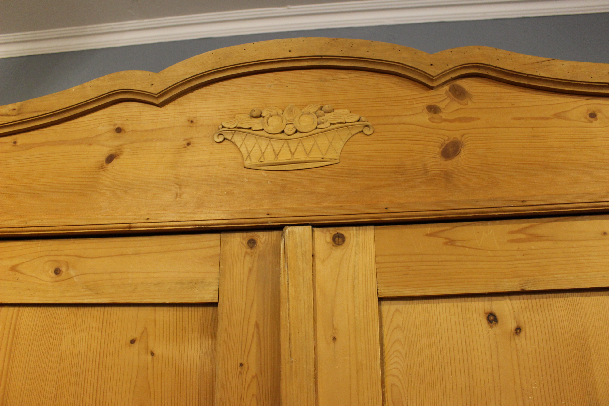 Antiker Kleiderschrank, Jugendstil, zweitürig mit Rundbogen (Art.-Nr. 04032)