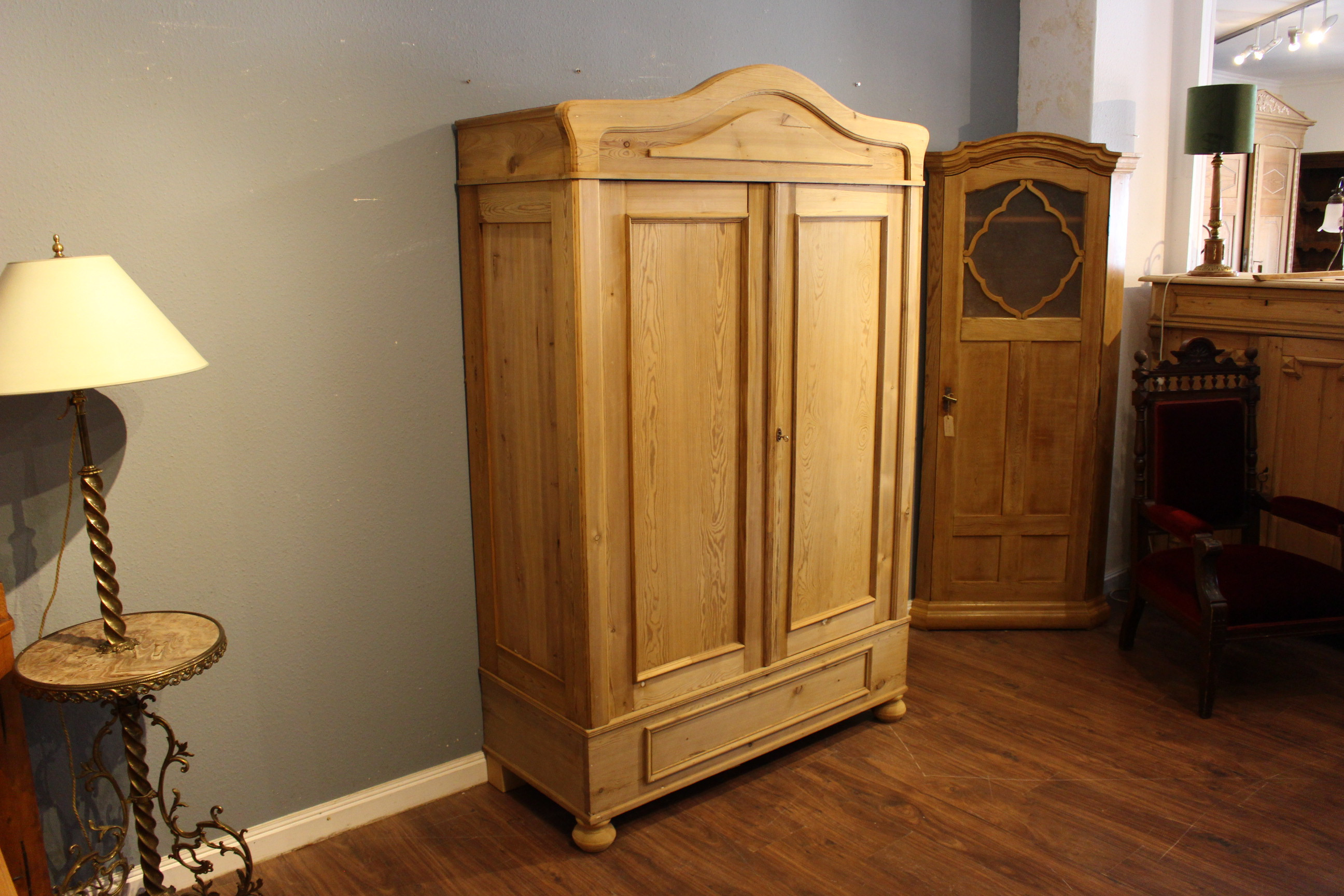Antiker Kleiderschrank, Jugendstil, zweitürig mit Rundbogen (Art.-Nr. 04085)