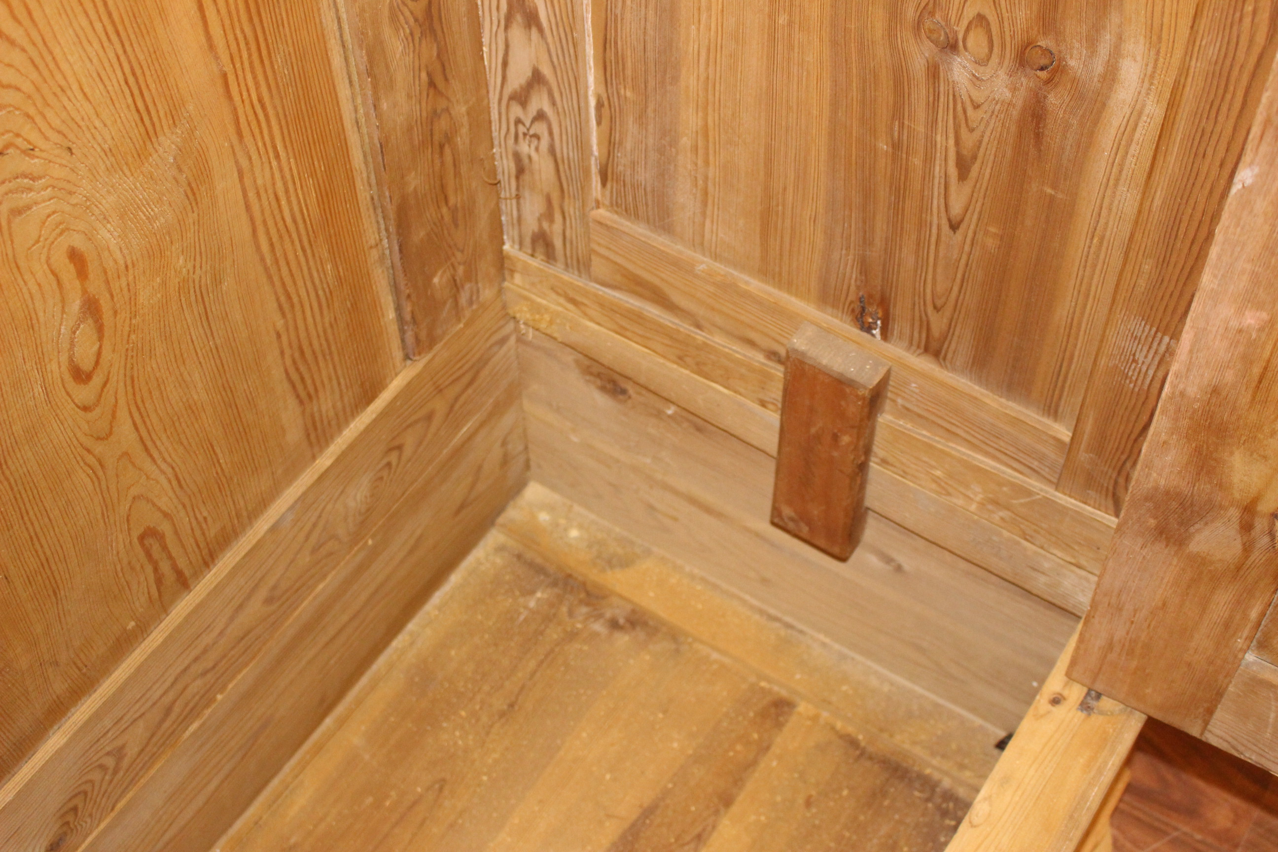 Antiker Kleiderschrank, Jugendstil, zweitürig mit Rundbogen (Art.-Nr. 04085)
