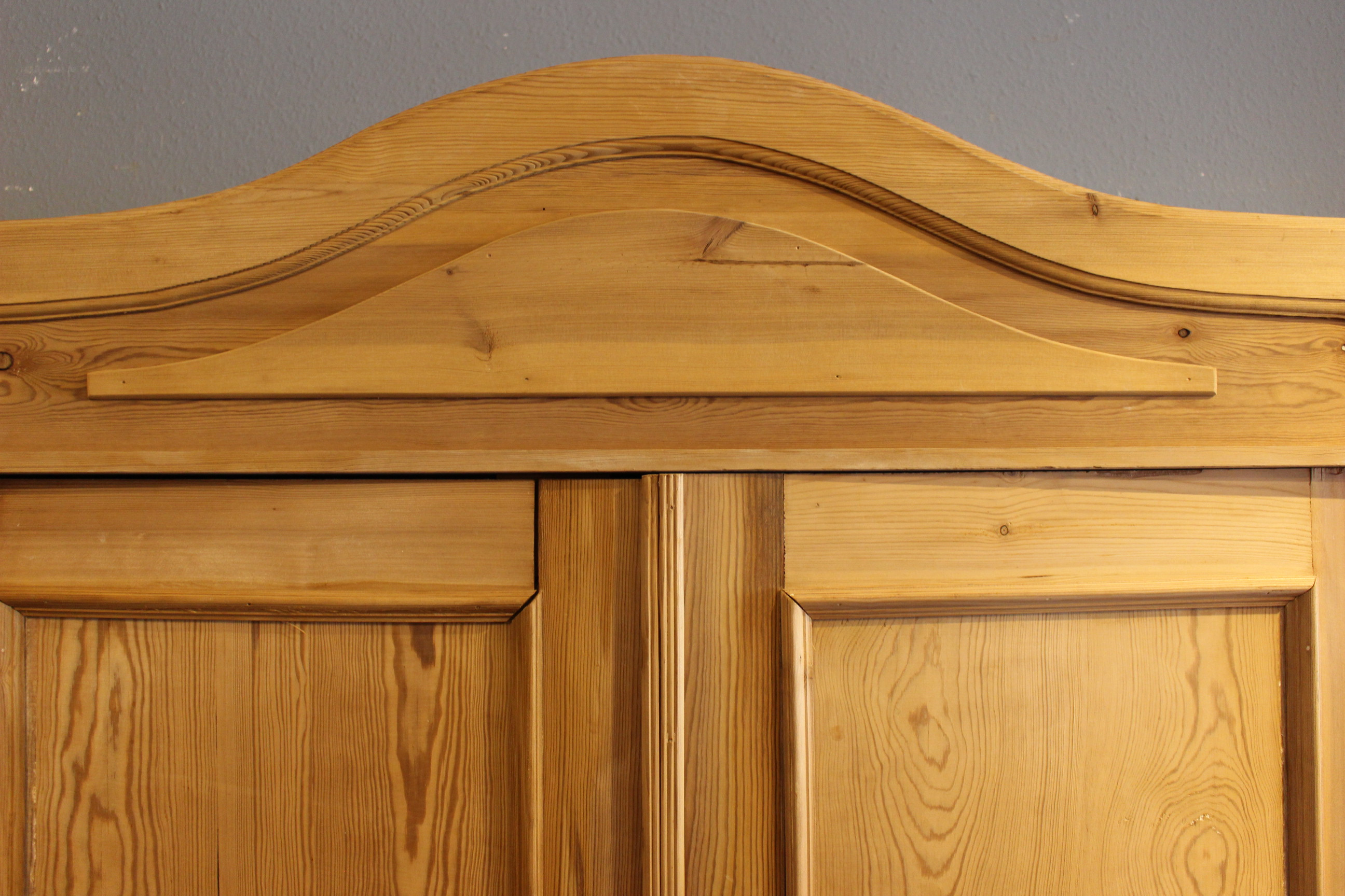 Antiker Kleiderschrank, Jugendstil, zweitürig mit Rundbogen (Art.-Nr. 04085)