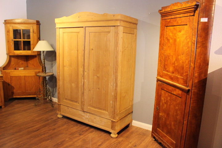 Antiker Kleiderschrank, Jugendstil, zweitürig mit Rundbogen (Art.-Nr. 04229)