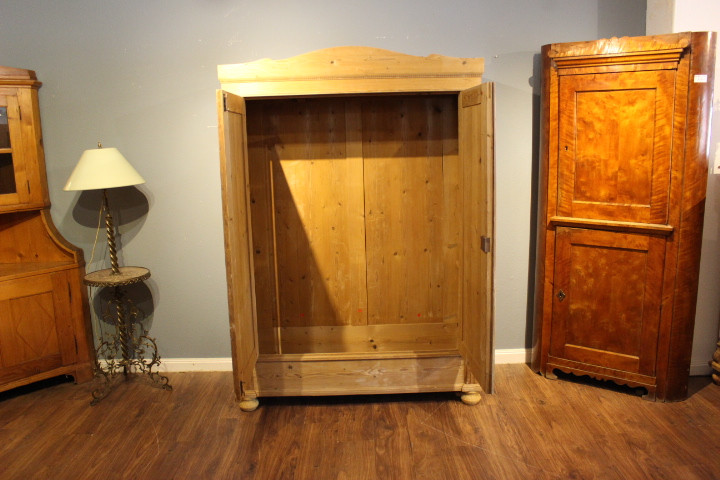 Antiker Kleiderschrank, Jugendstil, zweitürig mit Rundbogen (Art.-Nr. 04229)