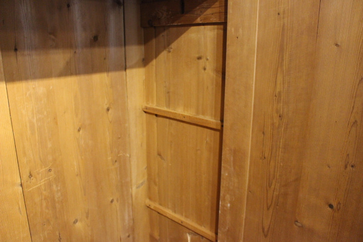 Antiker Kleiderschrank, Jugendstil, zweitürig mit Rundbogen (Art.-Nr. 04229)