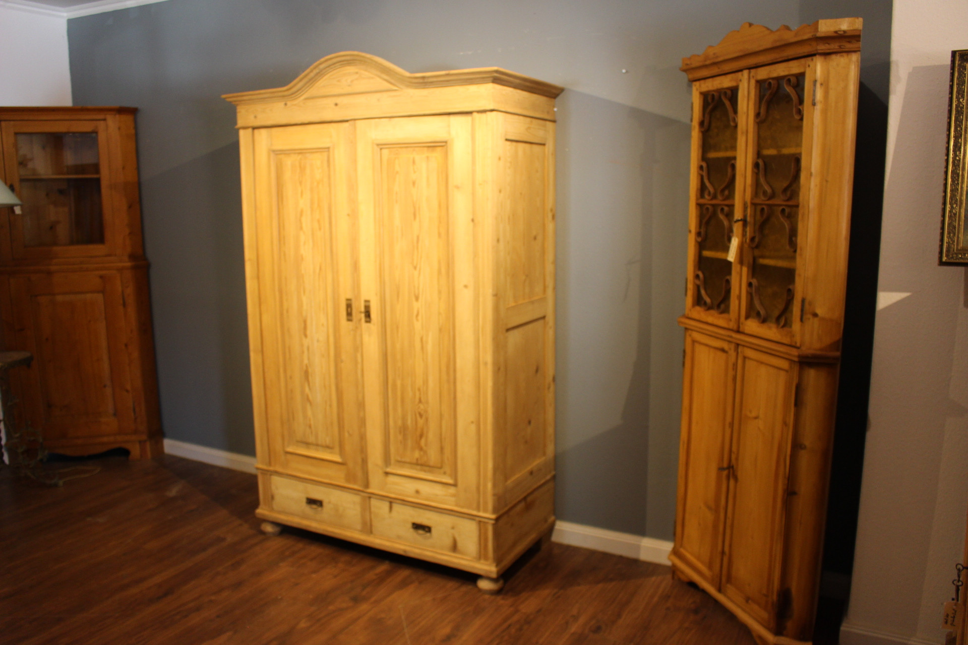 Antiker Kleiderschrank, Jugendstil, zweitürig mit Rundbogen (Art.-Nr. 04523)