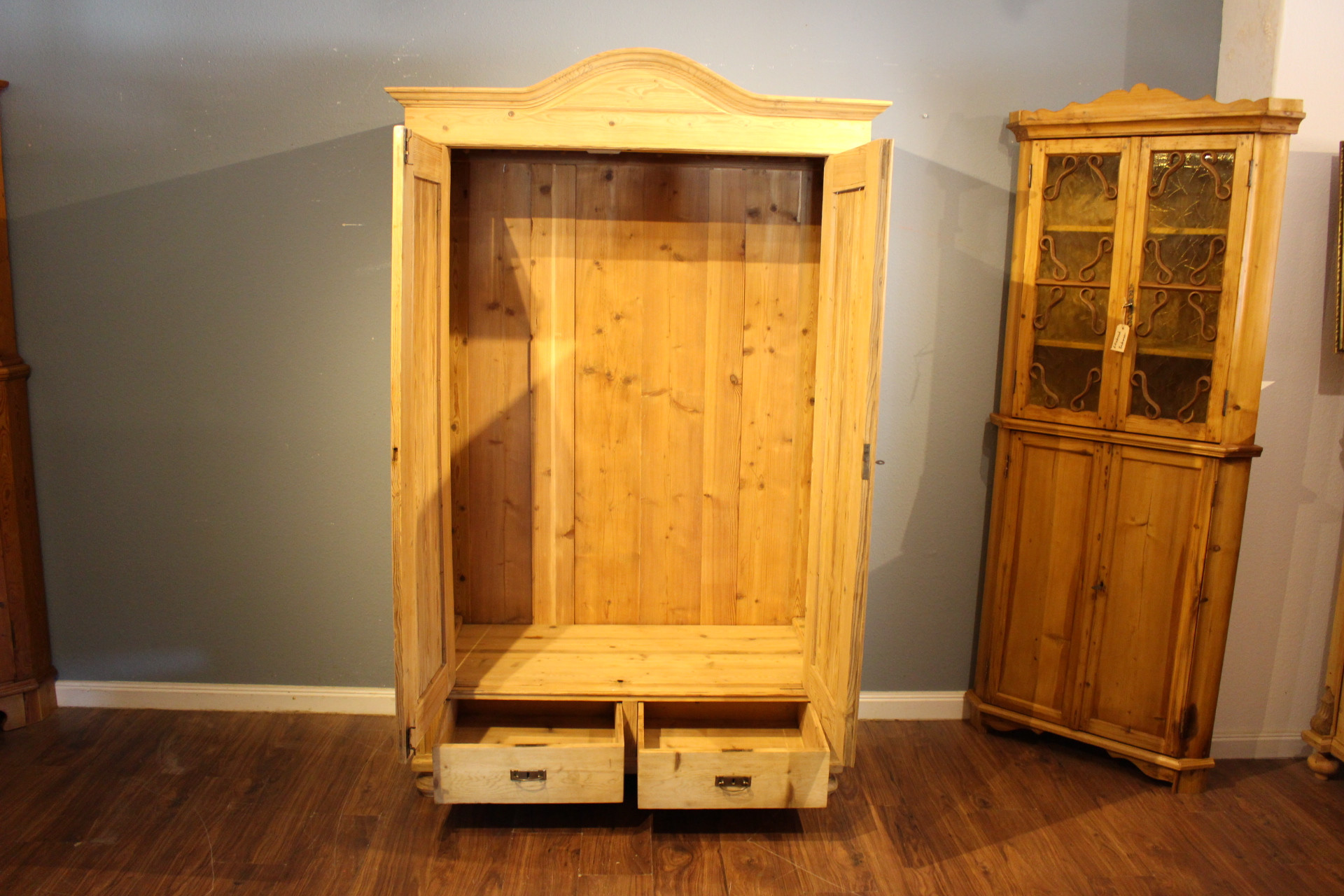 Antiker Kleiderschrank, Jugendstil, zweitürig mit Rundbogen (Art.-Nr. 04523)