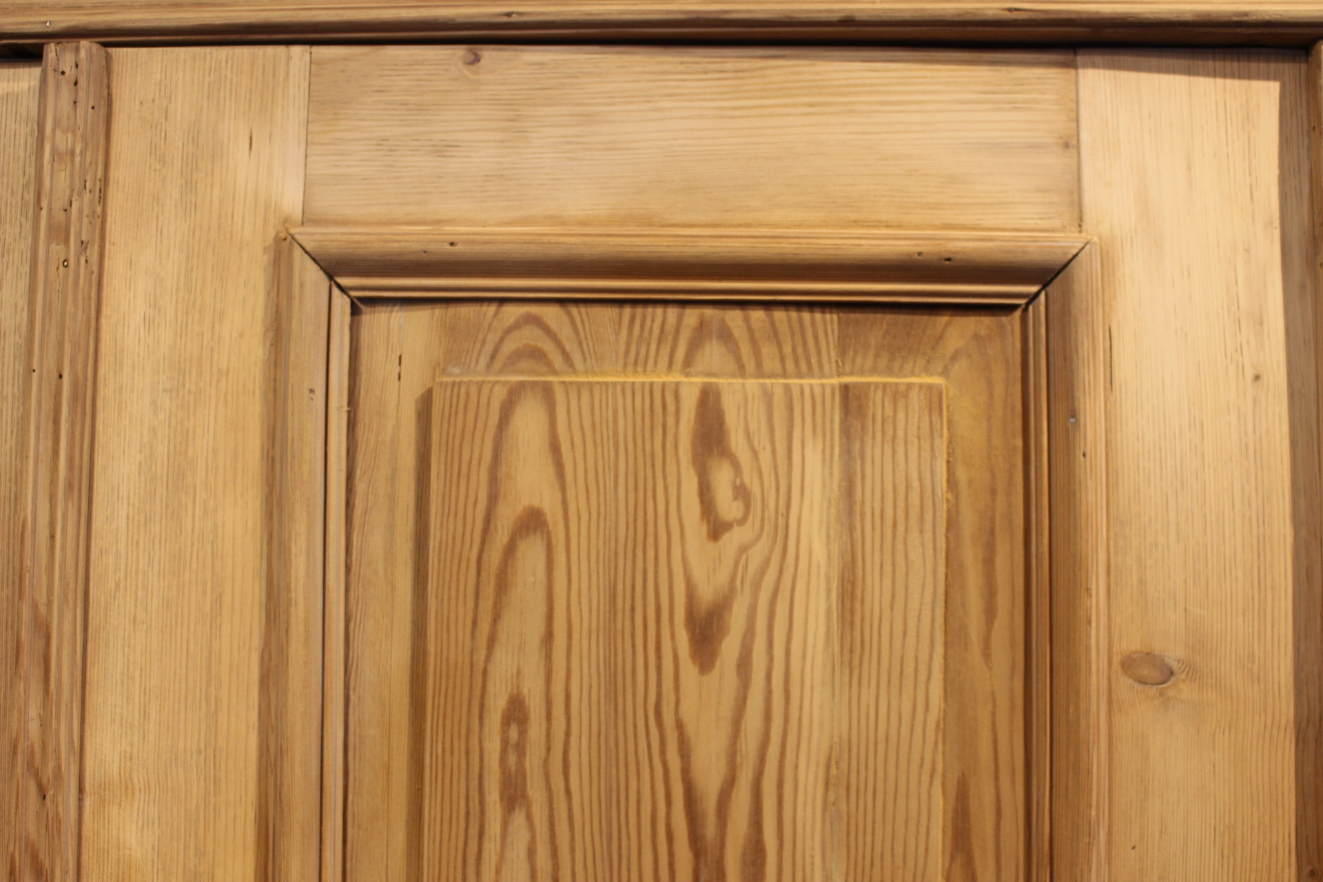 Antiker Kleiderschrank, Jugendstil, zweitürig mit Rundbogen (Art.-Nr. 04523)