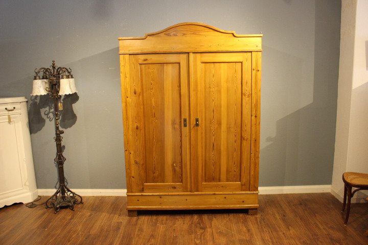 Antiker Kleiderschrank, Jugendstil, zweitürig mit Rundbogen (Art.-Nr.: 03973)