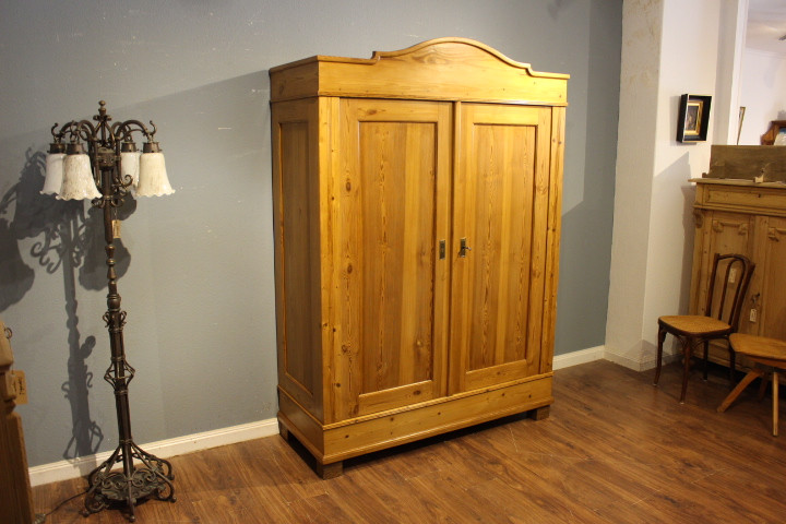 Antiker Kleiderschrank, Jugendstil, zweitürig mit Rundbogen (Art.-Nr. 03973)