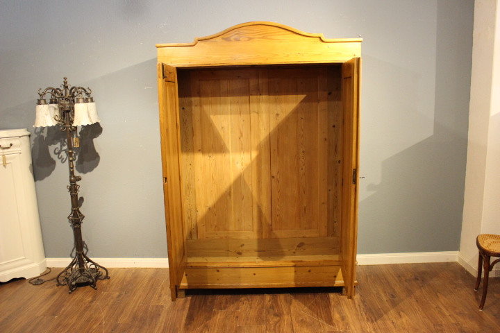 Antiker Kleiderschrank, Jugendstil, zweitürig mit Rundbogen (Art.-Nr. 03973)