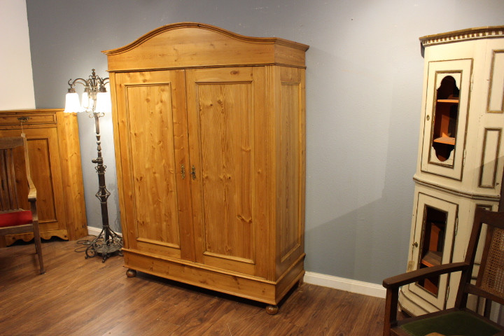 Antiker Kleiderschrank, Jugendstil, zweitürig mit Rundbogen (Art.-Nr.: 04814)