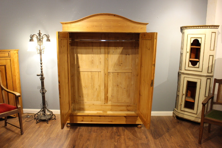 Antiker Kleiderschrank, Jugendstil, zweitürig mit Rundbogen (Art.-Nr. 04814)